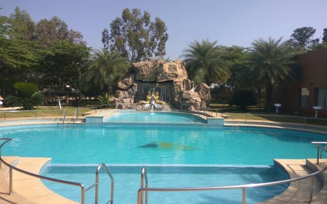 Confident Amoon - The Glamour Spa and Resort