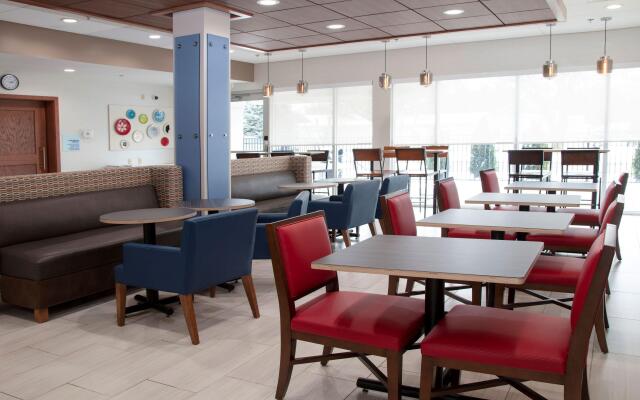 Holiday Inn Express And Suites Marion by IHG