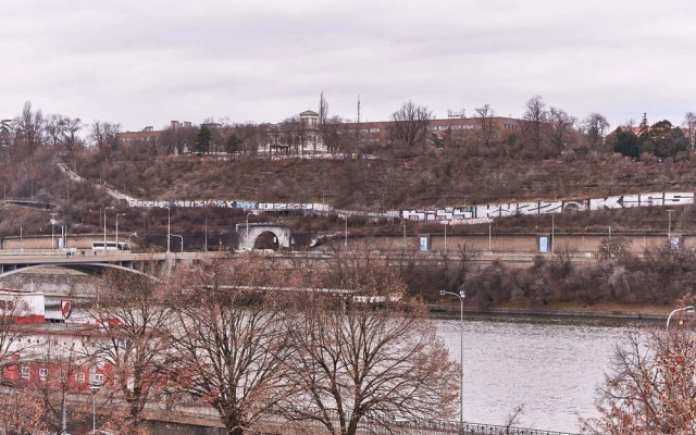 Exclusive Riverside Apartment In Heart Of Prague