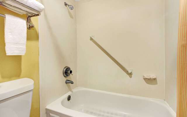 Super 8 by Wyndham Nashville Near Downtown / I-40