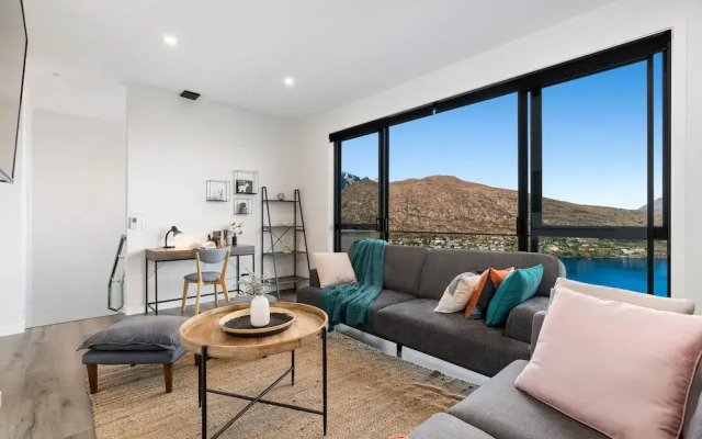A Luckie Charm - 8 Bedroom Townhouse