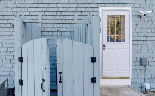 Private Pool & Screened Deck: Mashpee Home!