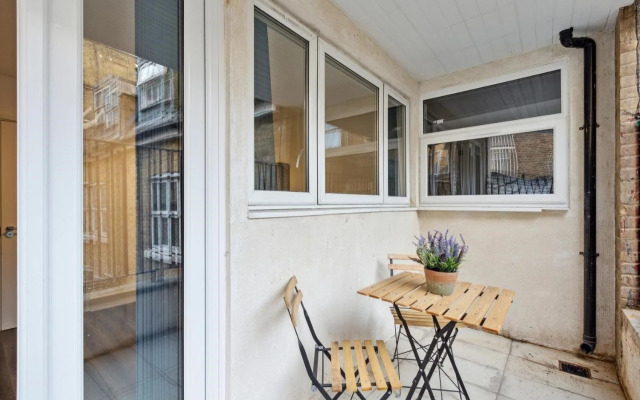 STH Sutherland Avenue Apartment