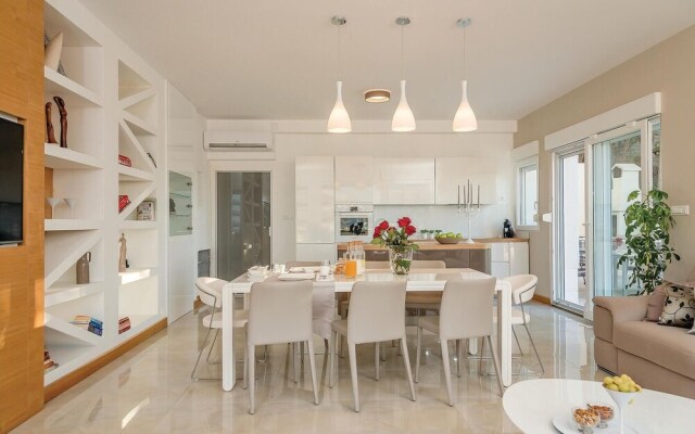 Nice Home in Podstrana with Hot Tub, WiFi & 4 Bedrooms