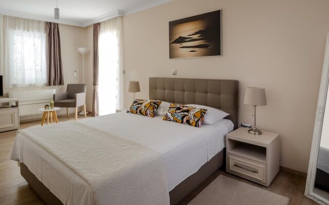 Superb 5 Villa With Heatable Pool Terrace, 4 en Suite Bedrooms, 5 km From sea