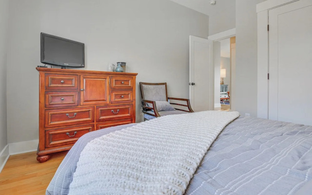 Vibrant Downtown Cincinnati Townhome w/ Sauna!