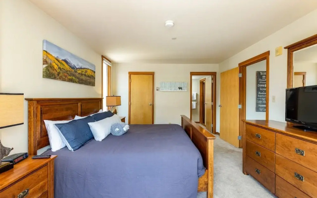 1483 Lakeside 1 Bedroom Condo