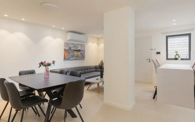 The Pearl of Nachlaot Apartments
