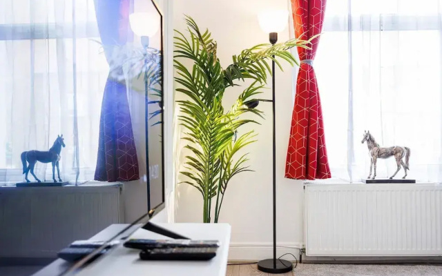 Kensington Charming and Bright Flat