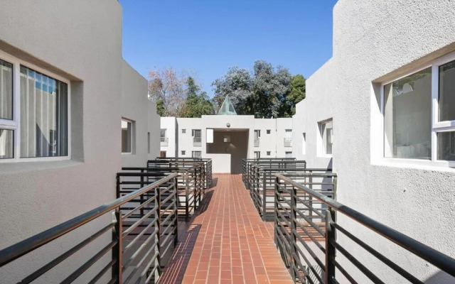 5Minutes Walk To Sandton Square Gautrain