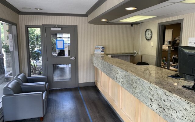 Travelodge by Wyndham Vancouver Lions Gate