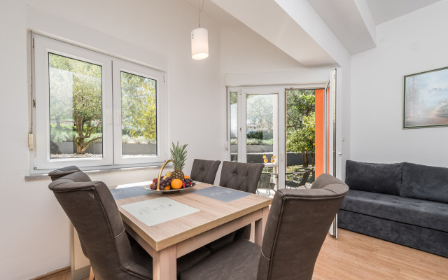 Apartment Angie 220m From the Beach