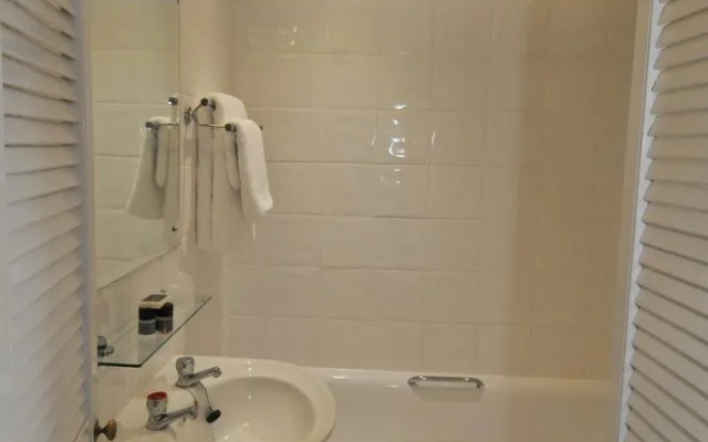 The Hillcrest Hotel, Sure Hotel Collection by Best Western