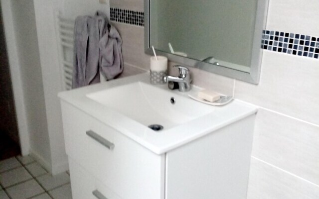 Studio in Talant, With Enclosed Garden and Wifi