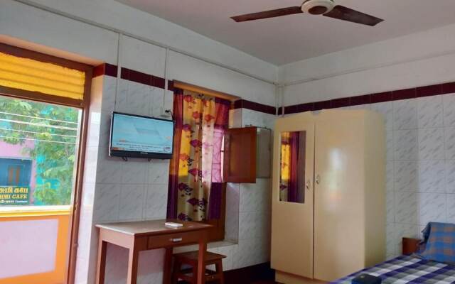 Parisha Residency - Temple Side Hotel