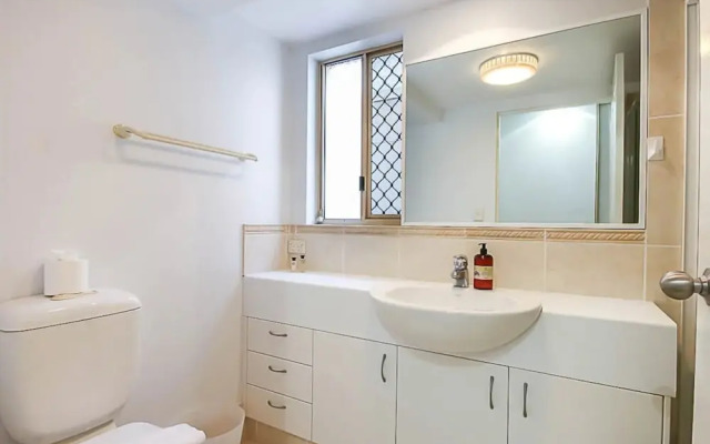 Classy 3 Bedroom Apartment by the Beach