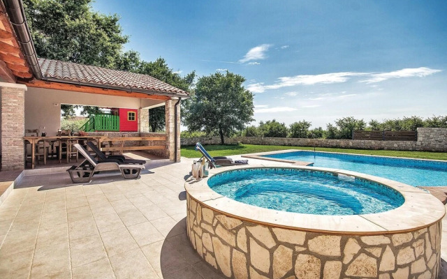 Stunning Home in Valtura With Jacuzzi, Wifi and 4 Bedrooms