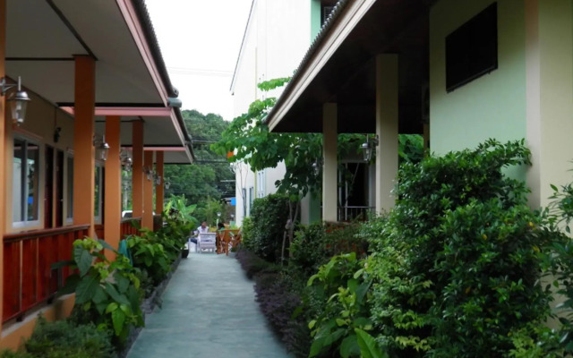 Ruen Narisra Resort