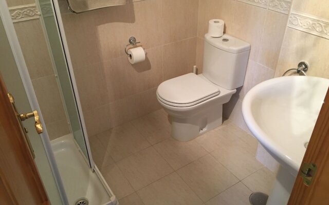 Modern 2 Bedroom Holiday Home