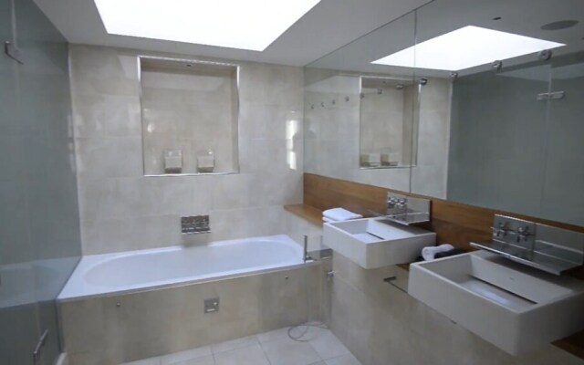Spacius 3-bed Apartment in Kensington, London