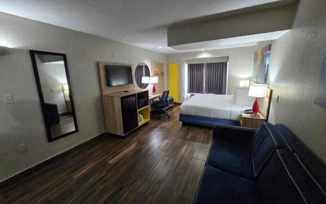 Days Inn & Suites by Wyndham Tampa/Raymond James Stadium