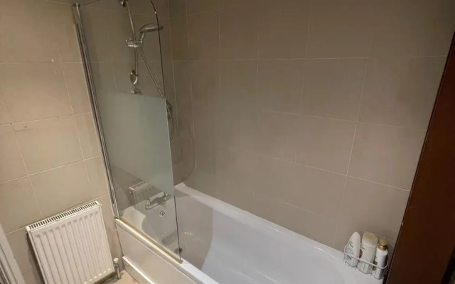 4br-sleeps10-garden-freeparking