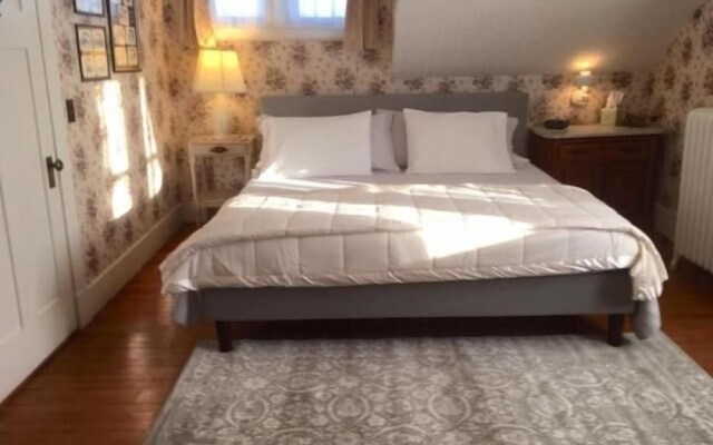 Old Iron Inn Bed and Breakfast