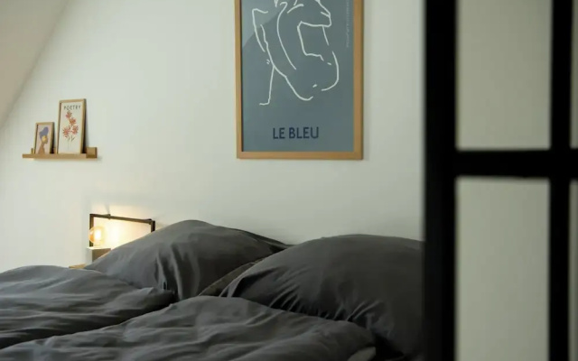 Moderne Stadt Zimmer mit eigenem Bad
