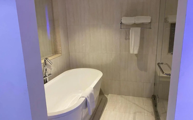 Ista Suites Seef