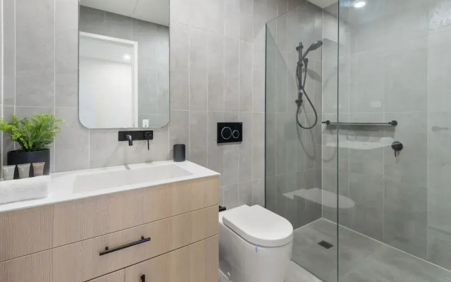 Contemporary 2-bed Haven With Swimming Pool
