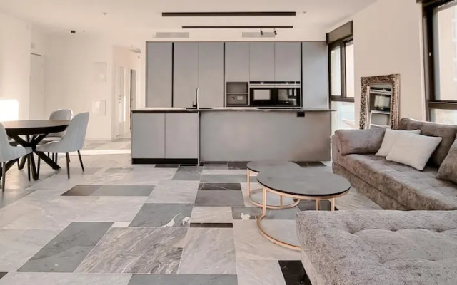 Matmon Cohen Quartz in Tel Aviv-yafo