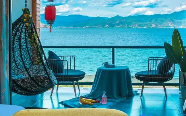 Lakeside Courtyard Hote