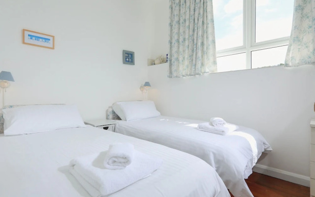 4 Thornlea Mews