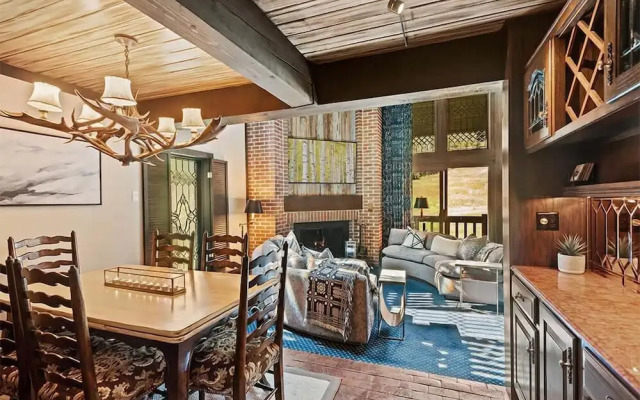 3 BR Penthouse w Hot-tub -mountain Views