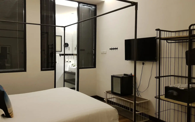 M Boutique Station 18