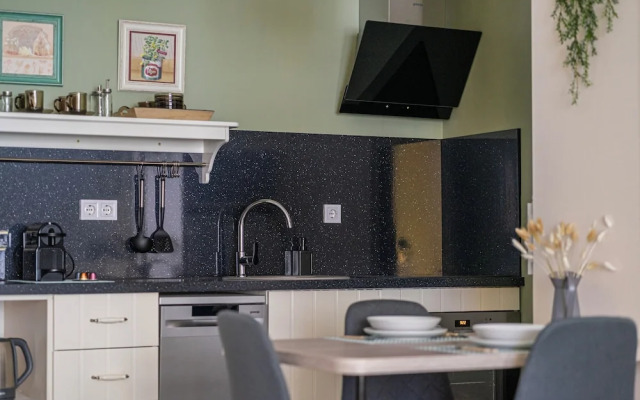 WestSide Garden Apartments by Urbanrent