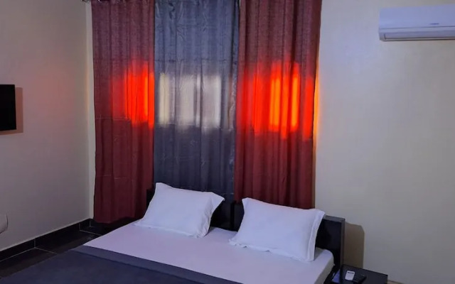 Royal Blue Guest House & Bar