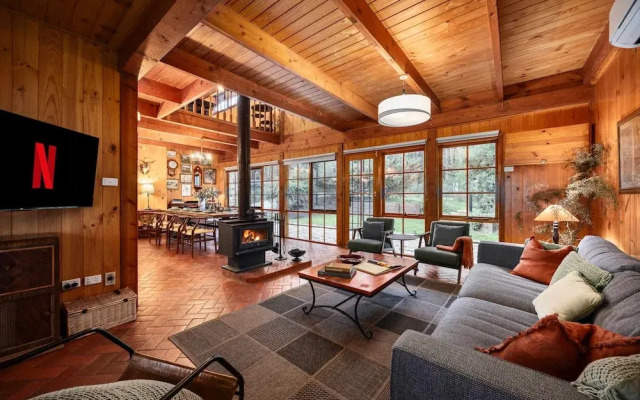 Onyx Retreat Healesville Luxury Lodge x Hot Tub