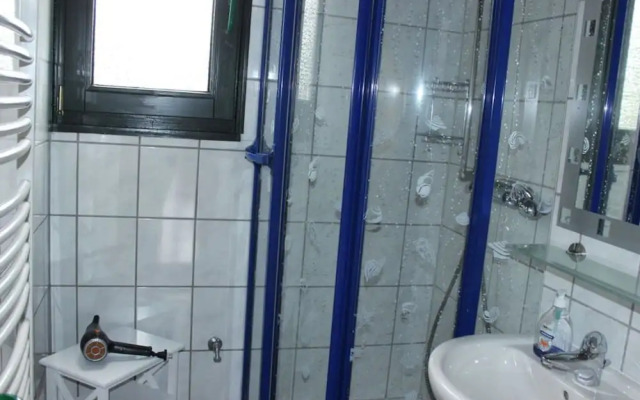 Roof-only House Modern Retreat