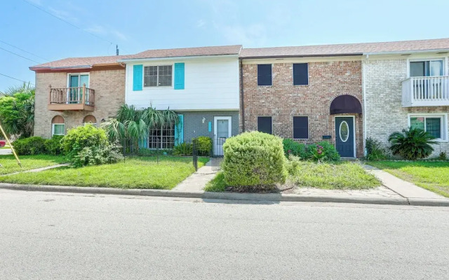 Townhome Near Beach in Galveston: Furnished Patio!