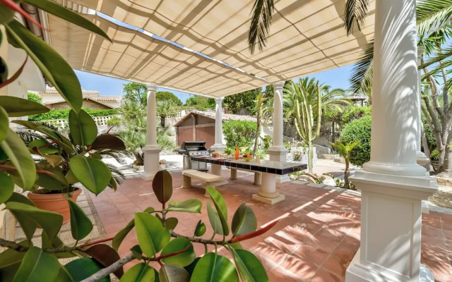 4bed Villa Sleeps 8- Pool, Garden, Bbq, Near Beach