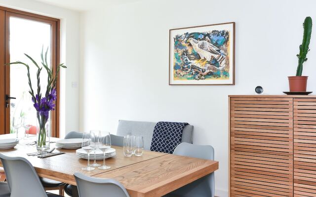 Large 4BR House in S.W. London - Sleeps 10!