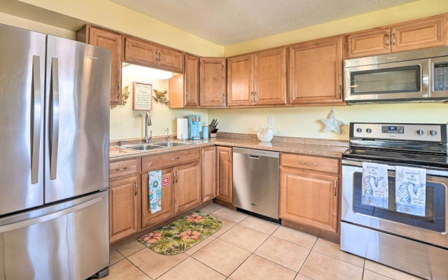 Pet-friendly Dunedin Townhome w/ Private Yard