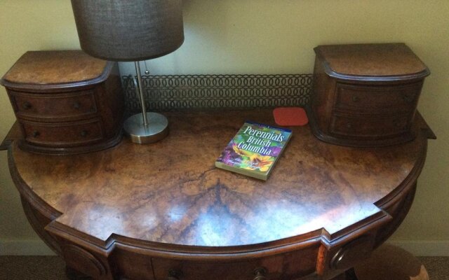 Nomadic Bull: Bed & Breakfast & Books