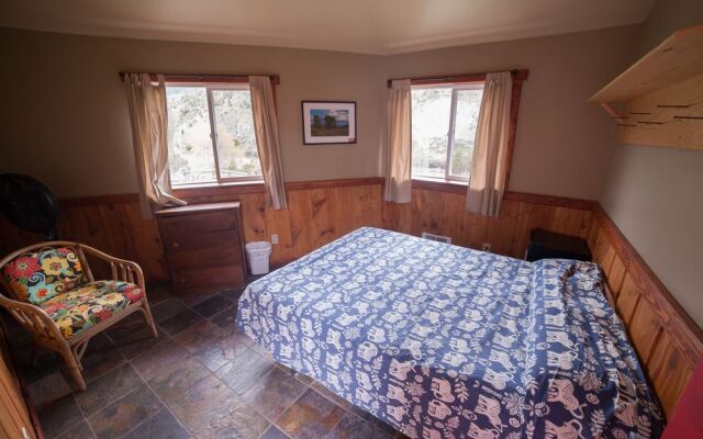 North Yellowstone Lodge and Hostel