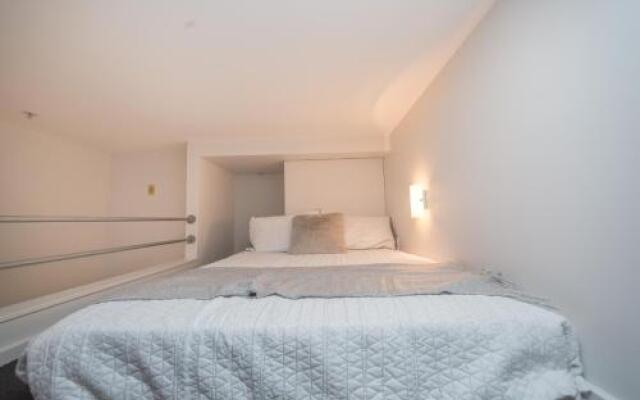 Urban Chic Loft Off Queen street