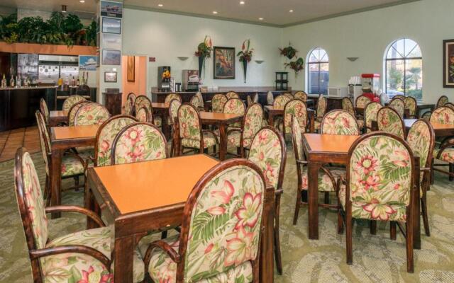 La Fuente Inn & Suites