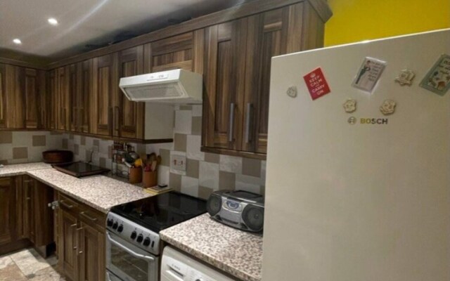 Expansive 4BD Home- 15 min From Buckingham Palace!