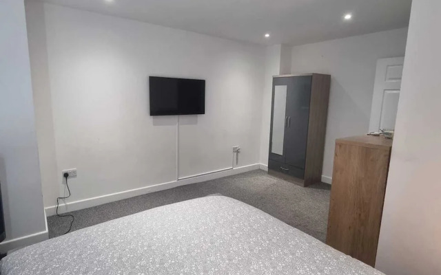 Charming 4-bed House in Enfield North London