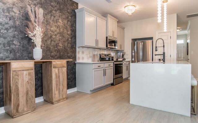 Luxury Three Bedroom Townhome Near Cary